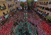 Viu Sant Fèlix des d’un balcó de la plaça!